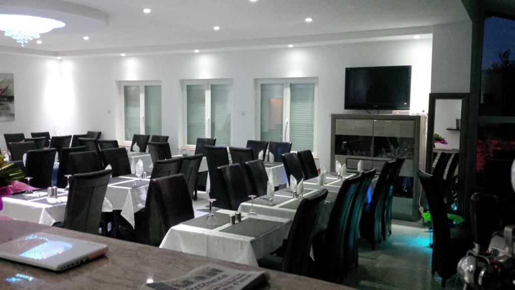 Hotel Restaurant Le Mistral Peipin ภายนอก รูปภาพ